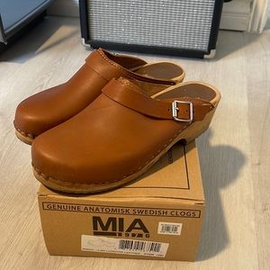 Mia alma luggage leather clog